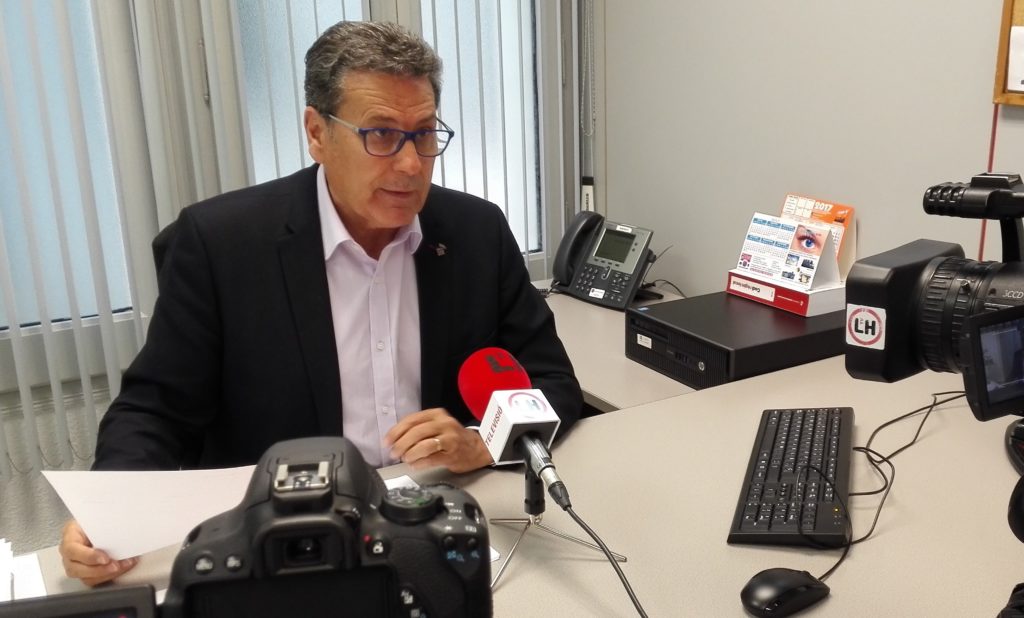 Miguel García, portavoz de Cs l'Hospitalet, explica a los medios las mociones que presentarán en el pleno