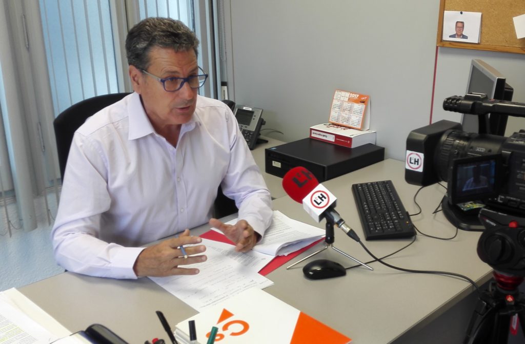 Miguel García, portavoz de Ciudadanos l'Hospitalet, durante una rueda de prensa