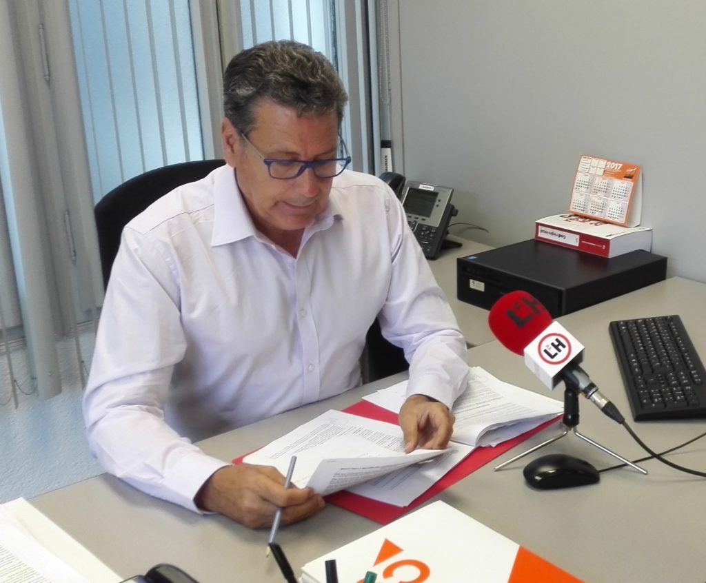 Miguel García, portavoz de Cs l'Hospitalet, atendiendo a los medios locales