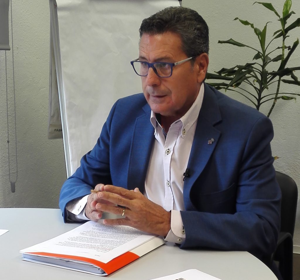El portavoz de Cs lHospitalet, Miguel García, atendiendo a los medios locales