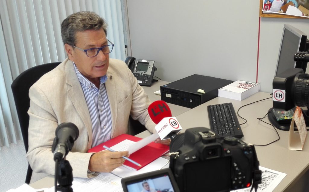 El portavoz de Cs l'Hospitalet, Miguel García, durante una rueda de prensa