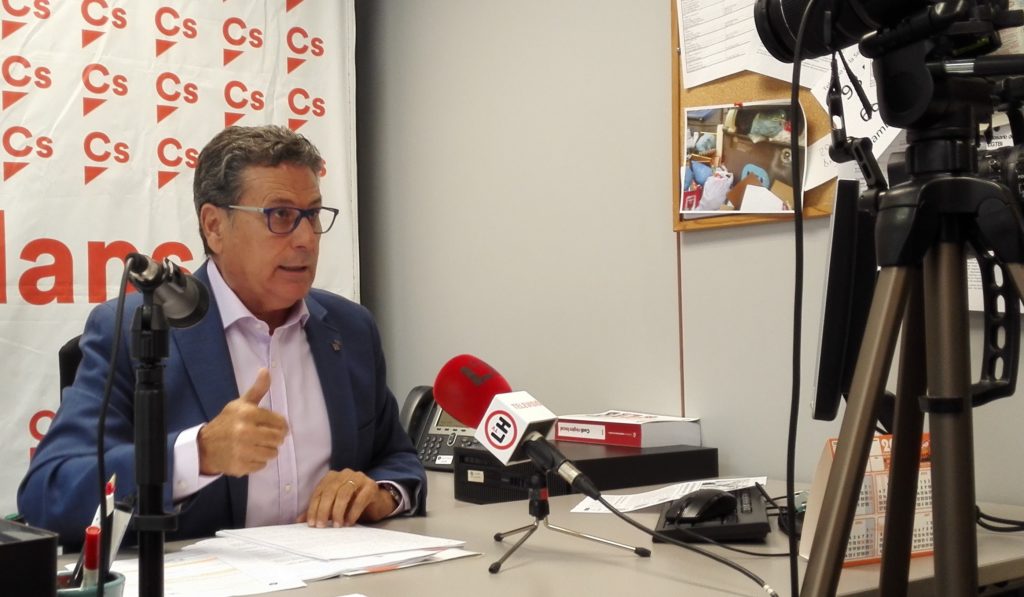 Miguel García, portavoz de Cs l'Hospitalet, durante una rueda de prensa