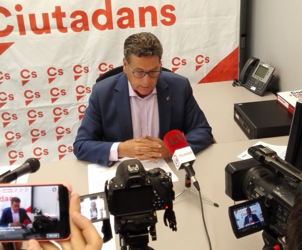 El portavoz de Cs en l'Hospitalet de Llobregat, Miguel García, atiende a los medios de comunicación