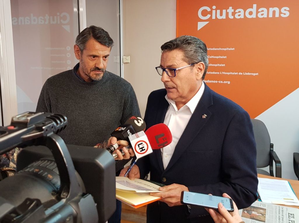 Miguel García, portavoz de Cs lHospitalet, junto al portavoz adjunto Rainaldo Ruiz, durante la rueda de prensa