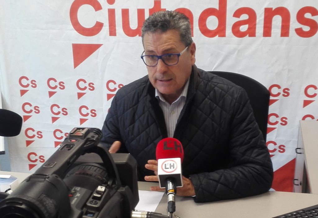 El portavoz de Cs l'Hospitalet, Miguel García, atiende a los medios de comunicación
