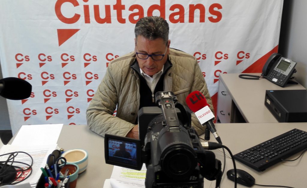 El portavoz de Cs l'Hospitalet, Miguel García, atiende a los medios de comunicación