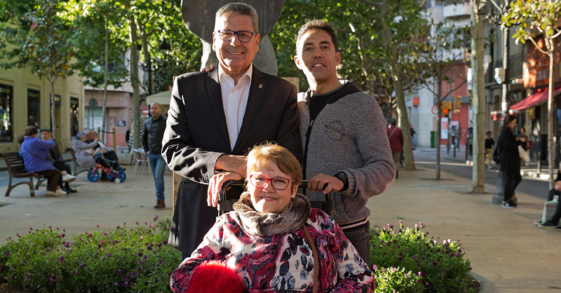 El candidato a la alcaldía de l'Hospitalet, Miguel García, junto a Dolores Arcos e Iván Hompanera